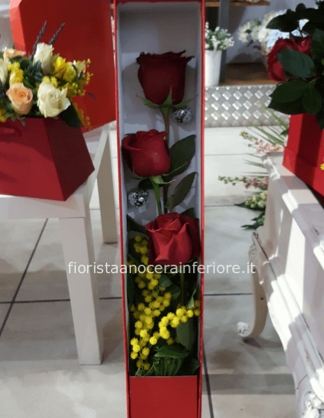 scatola con tris di rose e mimosa