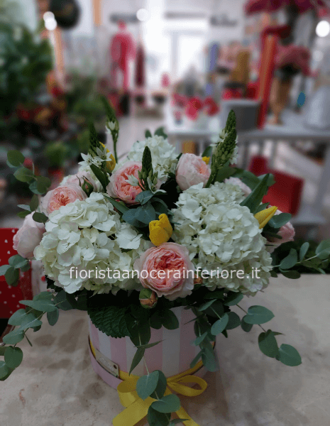 composizione rose inglesi ortensie e tulipani