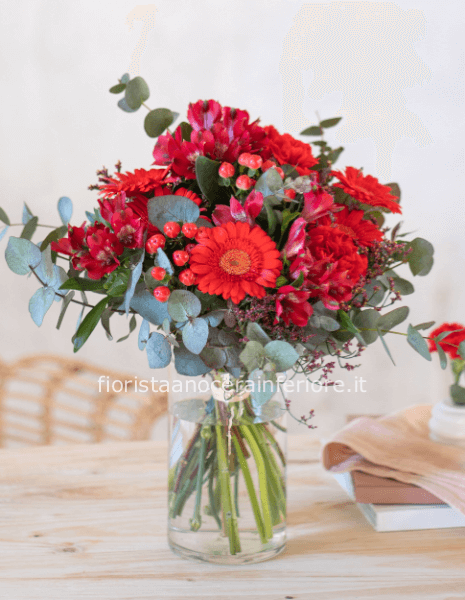 Bouquet con fiori di stagione sui toni del rosso