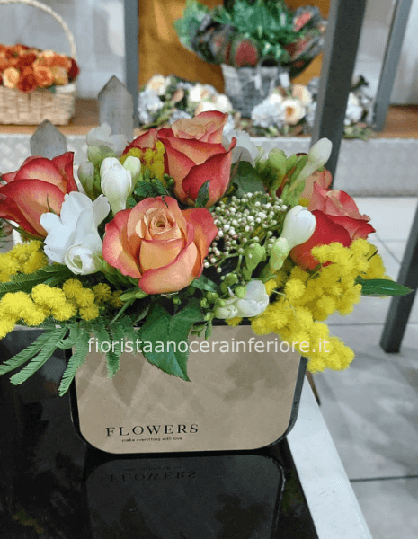 Borsetta in cartoncino con rose e mimose